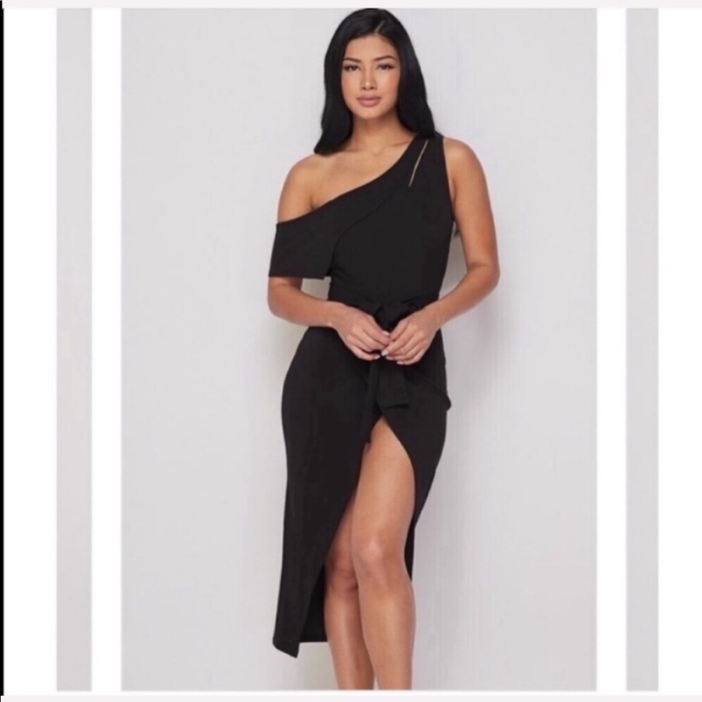 Banjul Asymmetrical black dress with a zipper